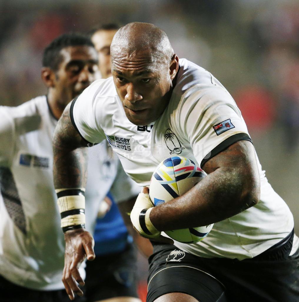 後半、突進するフィジーのネマニ・ナドロ。そのままトライを奪う＝２０１５年１０月６日、英国・ミルトンキーンズ（共同）