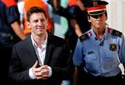 サッカーのスペイン１部リーグ、バルセロナに所属するリオネル・メッシ選手（左）＝２０１３年９月２７日、スペイン・カタルーニャ自治州バルセロナ近郊（ＡＰ）