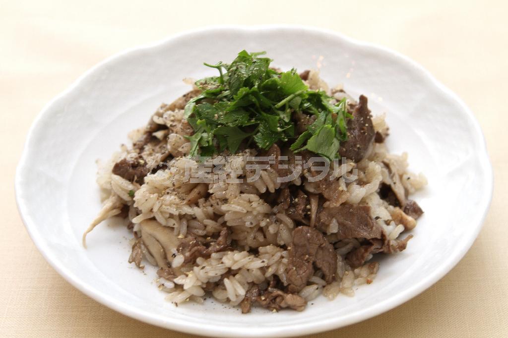 キノコと牛肉の混ぜご飯。※５０３ｋｃａｌ、塩分１．６グラム（１人分）