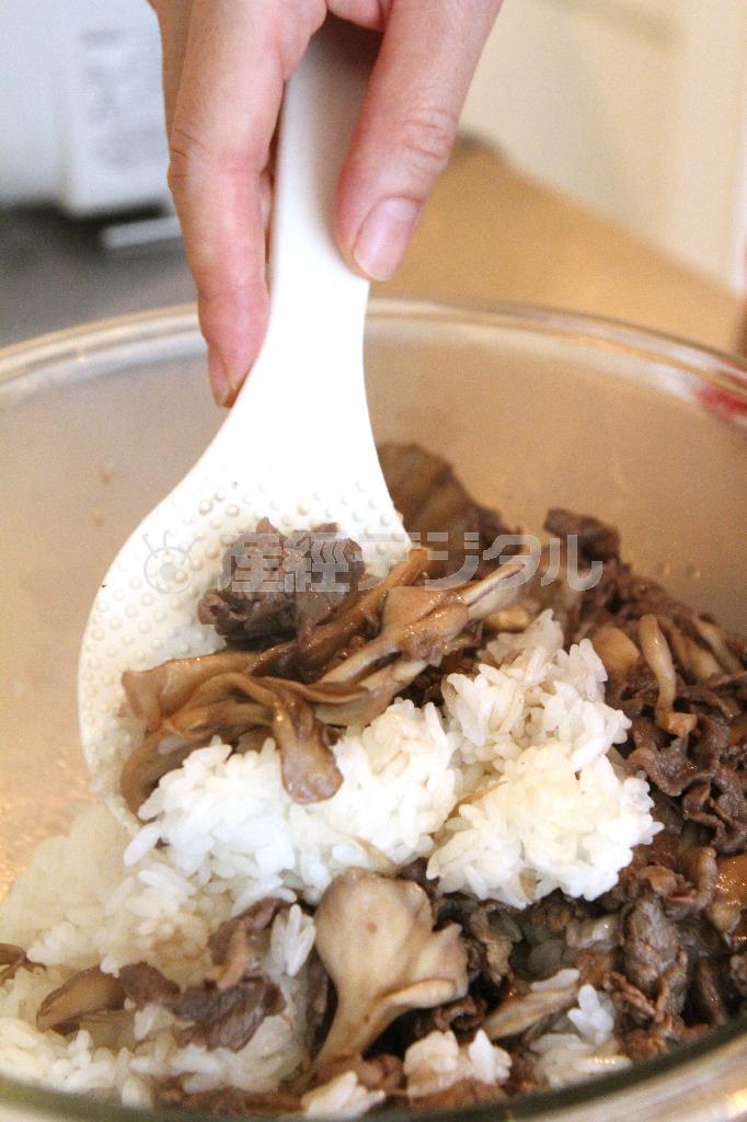 キノコと牛肉の混ぜご飯（作り方２）＿＿ご飯に（作り方１：調理した牛肉、マイタケ）を加えて混ぜ、水分をご飯に吸わせる。器に盛ってイタリアンパセリをのせ、粗びきこしょうをふる＝２０１５年９月７日（田中幸美撮影）
