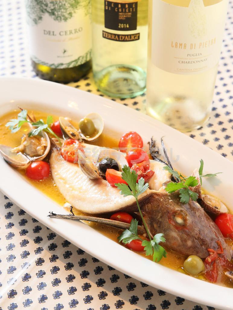 ホウボウを丸ごと１匹使った「ホウボウのアクアパッツァ」（２３００円）。夜のメーン料理の一つで人気の高い逸品だ＝２０１５年９月２４日、京都市中京区（志儀駒貴撮影）