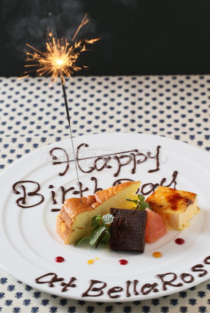 お誕生日コースのデザートメニューでは、お皿にチョコでメッセージを書くサービス（無料）が付いている（左からチーズケーキ、カタラーナ、チョコのテリーヌ）＝２０１５年９月２４日、京都市中京区（志儀駒貴撮影）