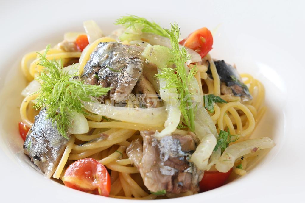 本場イタリアの味を日本人の口に合うようアレンジした「新秋刀魚のコンフィとウイキョウのスパゲッティ」（１８００円）＝２０１５年９月２４日、京都市中京区（志儀駒貴撮影）