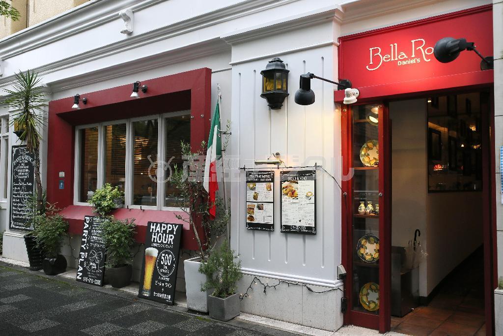 「ベラロッサ（美しい赤）」という店名らしく、真っ赤な入り口が印象的なお店の外観＝２０１５年９月２４日、京都市中京区（志儀駒貴撮影）