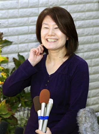 自宅前で取材に応じる妻、梶田美智子さん＝２０１５年１０月７日午後、富山県富山市（共同）