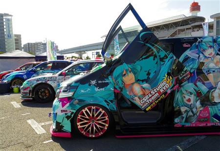 ワゴンの広いボディーを埋めた初音ミク