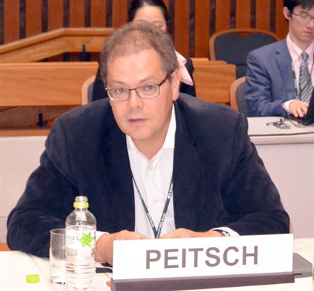 パネルディスカッションで発言者の意見に耳を傾けるマニュエル・Ｃ・パイチュ博士