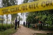星邦男さんが殺害されたバングラデシュ北部ランプルの現場付近に立つ治安当局者＝２０１５年１０月４日（ＡＰ）