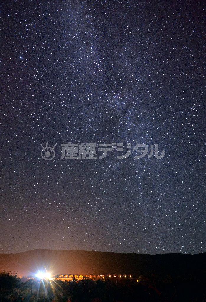 日本のすばる望遠鏡など世界各国の天文台が設置されているハワイ諸島最高峰マウナケア山。夜、中腹のオニヅカ国際天文学センター付近から山頂方面を眺めるとなだらかな山影の上に星空が広がっていた＝２０１５年９月５日、米ハワイ州ハワイ島（三尾郁恵撮影）