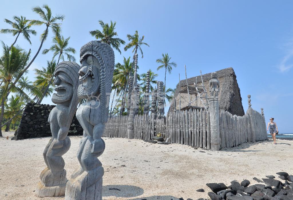 プウホヌア・オ・ホナウナウ国立歴史公園。王族の別荘地でもあったここには神の像「キィ」や神殿「ヘイアウ」が残る＝２０１５年９月６日、米ハワイ州ハワイ島（三尾郁恵撮影）