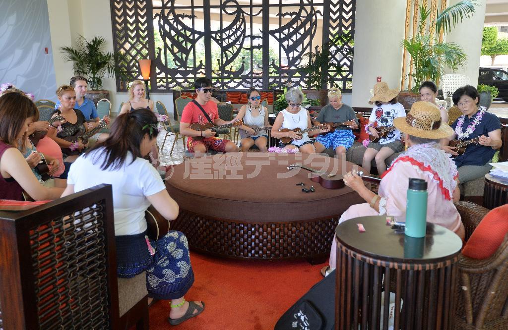 シェラトン・コナ・リゾート＆スパ・アット・ケアウホウ・ベイではウクレレやフラなどのカルチャーレッスンを受けられる＝２０１５年９月５日、米ハワイ州ハワイ島（三尾郁恵撮影）