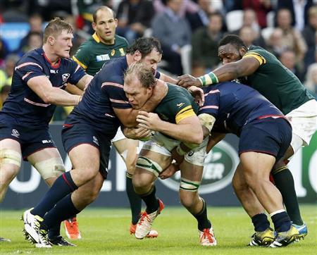 米国戦の前半、突進する南アフリカのスカルク・バーガー（中央）。この日３トライでＷ杯通算１５トライとした＝２０１５年１０月７日、英国・首都ロンドン（共同）