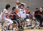 パスコースを探す香西宏昭（中央）。世界を知る日本のエースは自身３度目のパラリンピックを目指す＝２０１５年９月２０日、東京都荒川区（長尾みなみ撮影）