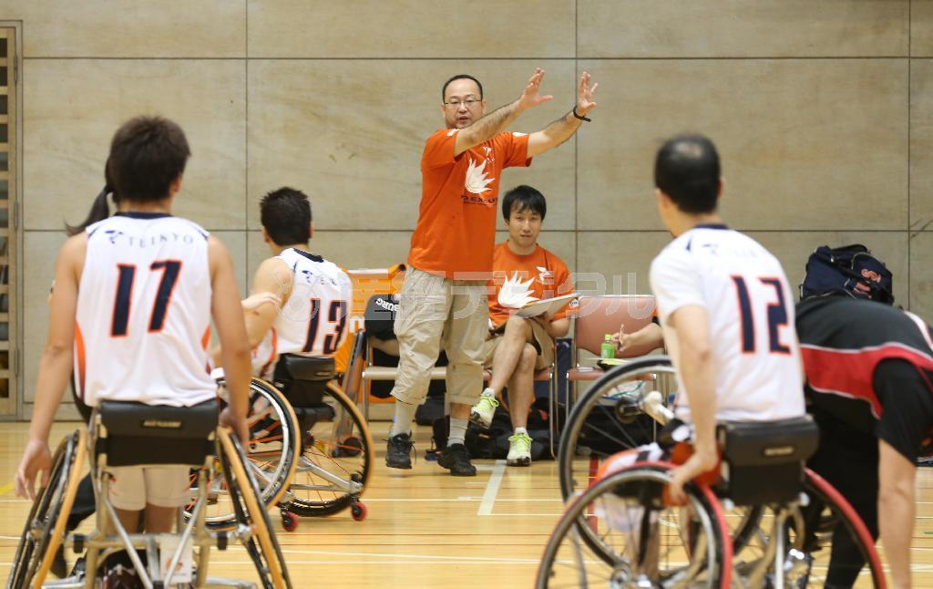 選手を指導する日本代表の及川晋平監督。「結果にこだわる」と力をこめた＝２０１５年９月２０日、東京都荒川区（長尾みなみ撮影）