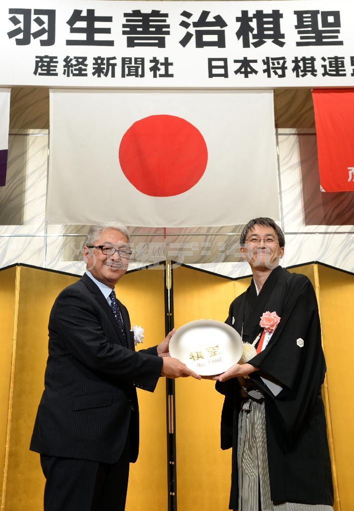 羽生善治（はぶ・よしはる）棋聖（右）と産経新聞社の熊坂隆光（たかみつ）社長＝２０１５年１０月８日午後、東京都渋谷区（鴨川一也撮影）