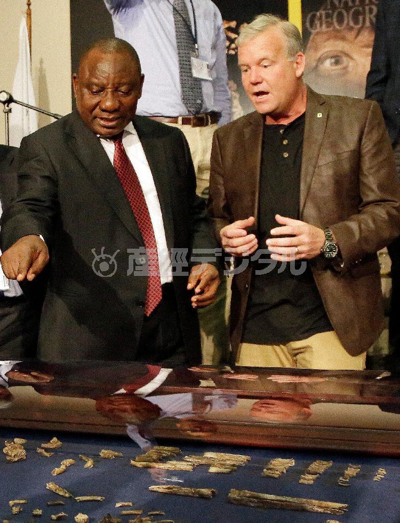 南アフリカの洞窟で発見されたホモ・ナレディの化石について説明を受けるシリル・ラマポーザ副大統領（左）＝２０１５年９月１０日、南アフリカ・マガリースバーグ（ＡＰ）