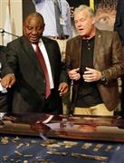 南アフリカの洞窟で発見されたホモ・ナレディの化石について説明を受けるシリル・ラマポーザ副大統領（左）＝２０１５年９月１０日、南アフリカ・マガリースバーグ（ＡＰ）