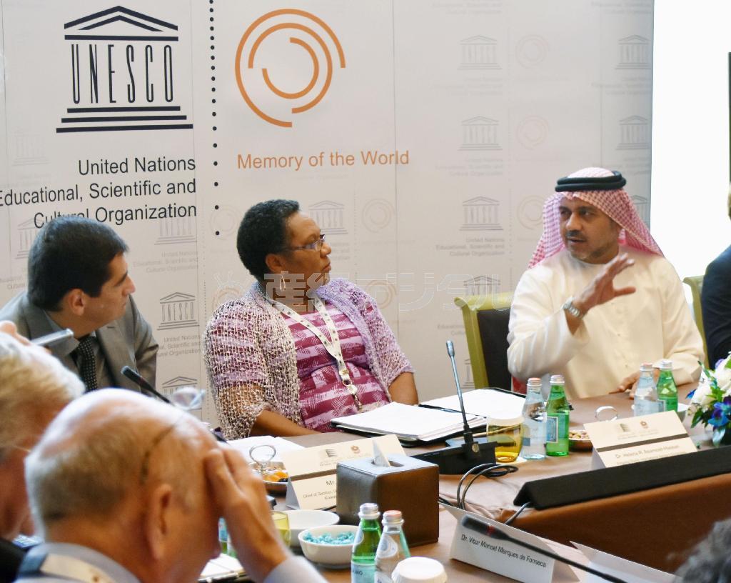 首都アブダビで世界記憶遺産の審議に臨むユネスコ国際諮問委員会の委員ら＝２０１５年１０月５日、アラブ首長国連邦（共同）