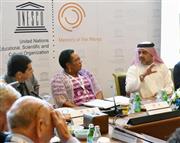 首都アブダビで世界記憶遺産の審議に臨むユネスコ国際諮問委員会の委員ら＝２０１５年１０月５日、アラブ首長国連邦（共同）