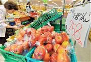 店頭に並ぶリンゴ。環太平洋戦略的経済連携協定（ＴＰＰ）発効後は幅広い食品の関税が撤廃される＝２０１５年１０月９日午後、東京都江東区のサンケイスーパー（宮崎瑞穂撮影）
