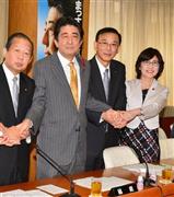 内閣改造前の臨時総務会で手をつなぐ安倍晋三（しんぞう）首相（左から２人目）と稲田朋美政調会長（右端）ら＝２０１５年１０月７日、東京都千代田区永田町の自民党本部（斎藤良雄撮影）