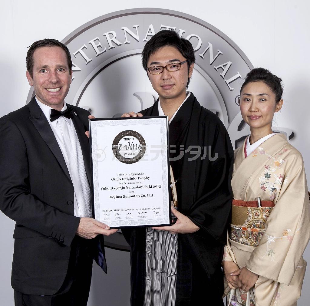 小嶋総本店代表取締役社長、小嶋健市郎（こじま・けんいちろう）さん（中央）＝２０１４年７月１６日（提供写真）