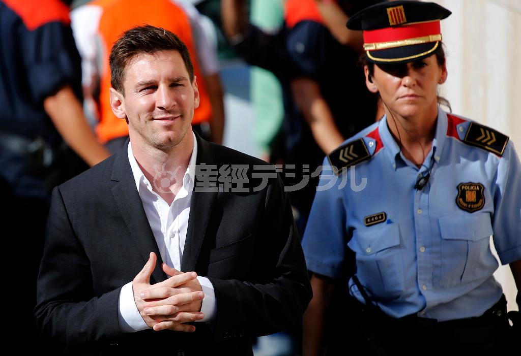 ２０１３年９月２７日、脱税で告発されたことを受けて、裁判所に出廷したリオネル・メッシ（左）。判決が注目される＝スペイン・カタルーニャ自治州バルセロナ近郊（ＡＰ）