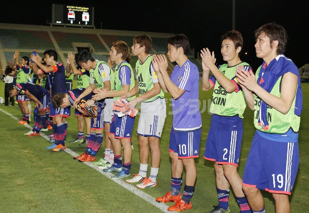 シリアに快勝し、サポーターの声援に応える香川真司（１０）ら日本イレブン＝２０１５年１０月８日、オマーン・首都マスカット（共同）