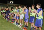シリアに快勝し、サポーターの声援に応える香川真司（１０）ら日本イレブン＝２０１５年１０月８日、オマーン・首都マスカット（共同）