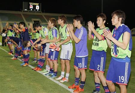 シリアに快勝し、サポーターの声援に応える香川真司（１０）ら日本イレブン＝２０１５年１０月８日、オマーン・首都マスカット（共同）