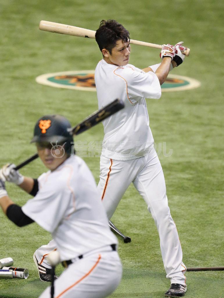 打撃練習する巨人・坂本勇人。手前は長野久義＝２０１５年１０月９日、東京都文京区の東京ドーム（共同）