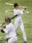 打撃練習する巨人・坂本勇人。手前は長野久義＝２０１５年１０月９日、東京都文京区の東京ドーム（共同）