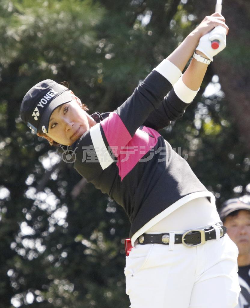 １１番でティーショットを放つ若林舞衣子＝２０１５年１０月９日、静岡県裾野市の東名ＣＣ（共同）