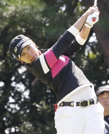 １１番でティーショットを放つ若林舞衣子＝２０１５年１０月９日、静岡県裾野市の東名ＣＣ（共同）