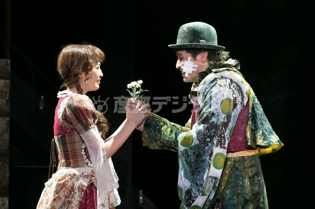 カビ人間役の佐藤隆太さん（右）とおさえ役の上西星来（じょうにし・せいら ）さん（加藤幸広さん撮影、提供写真）