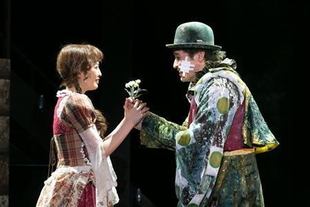 カビ人間役の佐藤隆太さん（右）とおさえ役の上西星来（じょうにし・せいら ）さん（加藤幸広さん撮影、提供写真）