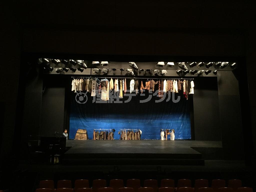 舞台が終わるとネコたちの毛皮は洗われて干されるのです。あんなところに吊らねば乾かぬほどの汗！？（長塚圭史さん撮影）