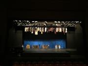 舞台が終わるとネコたちの毛皮は洗われて干されるのです。あんなところに吊らねば乾かぬほどの汗！？（長塚圭史さん撮影）