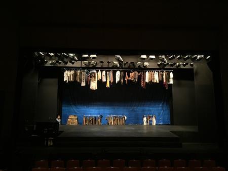 舞台が終わるとネコたちの毛皮は洗われて干されるのです。あんなところに吊らねば乾かぬほどの汗！？（長塚圭史さん撮影）