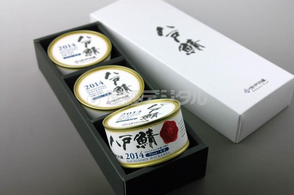 １年缶内熟成＿八戸鯖２０１４水煮。秋の最も脂がのる八戸鯖のハラスがある切り身のみを手詰め。熟成させることでうま味が増します（味の加久の屋提供）