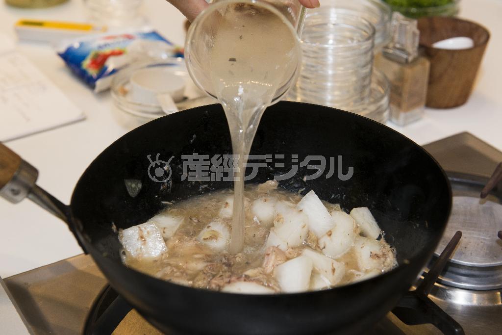 汁のうま味を大根に吸わせて（松下二郎さん撮影）