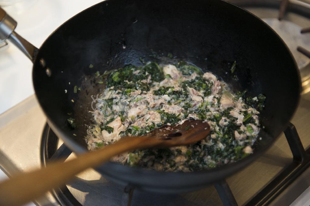 はじめから味がついている高菜をうまく使えば、料理が苦手でも簡単に味が決まる（松下二郎さん撮影）