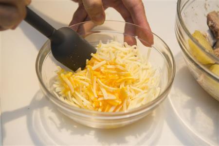 チーズに卵黄を混ぜることでコクを出し固まりやすくする（松下二郎さん撮影）