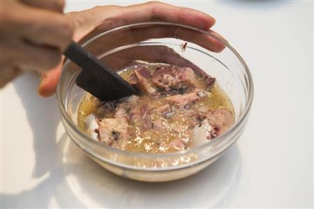 さば缶を開けたら崩しておくと料理に使いやすい（松下二郎さん撮影）