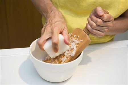 大根はできるだけ鬼おろしを使って（松下二郎さん撮影）