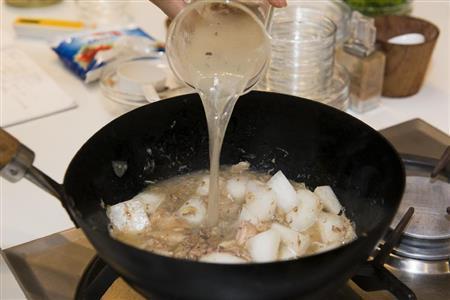 汁のうま味を大根に吸わせて（松下二郎さん撮影）