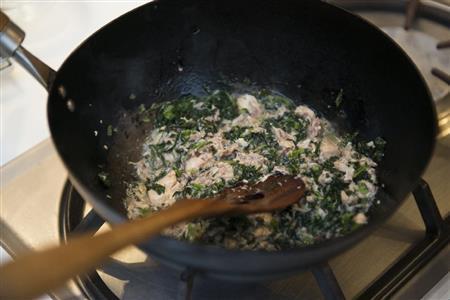 はじめから味がついている高菜をうまく使えば、料理が苦手でも簡単に味が決まる（松下二郎さん撮影）