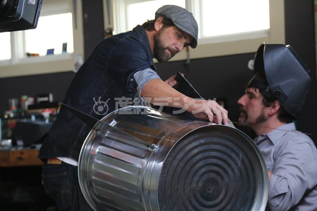 手製ロケットを作成中（ディスカバリーチャンネル提供）。（Ｃ）２０１５＿Ｄｉｓｃｏｖｅｒｙ＿Ｃｏｍｍｕｎｉｃａｔｉｏｎｓ，ＬＬＣ