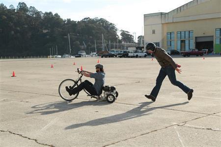 巨大三輪車に挑む２人（ディスカバリーチャンネル提供）。（Ｃ）２０１５＿Ｄｉｓｃｏｖｅｒｙ＿Ｃｏｍｍｕｎｉｃａｔｉｏｎｓ，ＬＬＣ