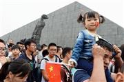 中国国旗を手に南京大虐殺記念館を訪れた子供＝２０１５年１０月５日、中国・江蘇省南京市（共同）